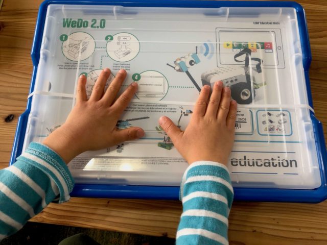 レゴプログラミングロボット【レゴWeDo 2.0 】：梱包を開けた箱の外観の写真